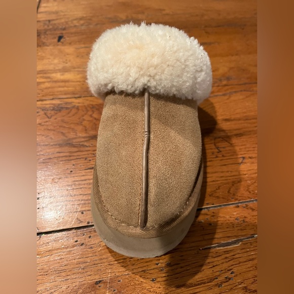 Women’s size 6 UGGS - Picture 3 of 6